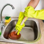 Drain bouché, quelles solutions pour débloquer le système ?