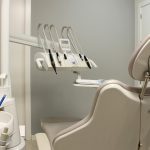 Combien peut-on économiser en optant pour un dentiste à Budapest pour la pose d’un implant dentaire