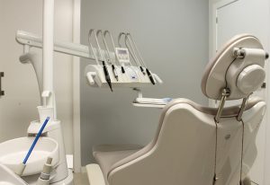 Combien peut-on économiser en optant pour un dentiste à Budapest pour la pose d’un implant dentaire