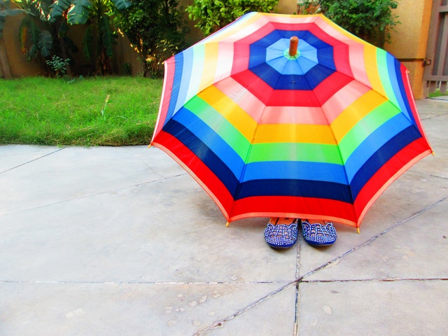 Communication par l’objet : 3 bonnes raisons de personnaliser un parapluie publicitaire
