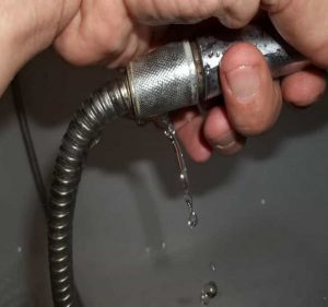 débarrasser d’une fuite d’eau de douche