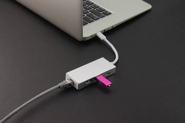 Goodies d’entreprise : A qui offrir une clé USB publicitaire ?