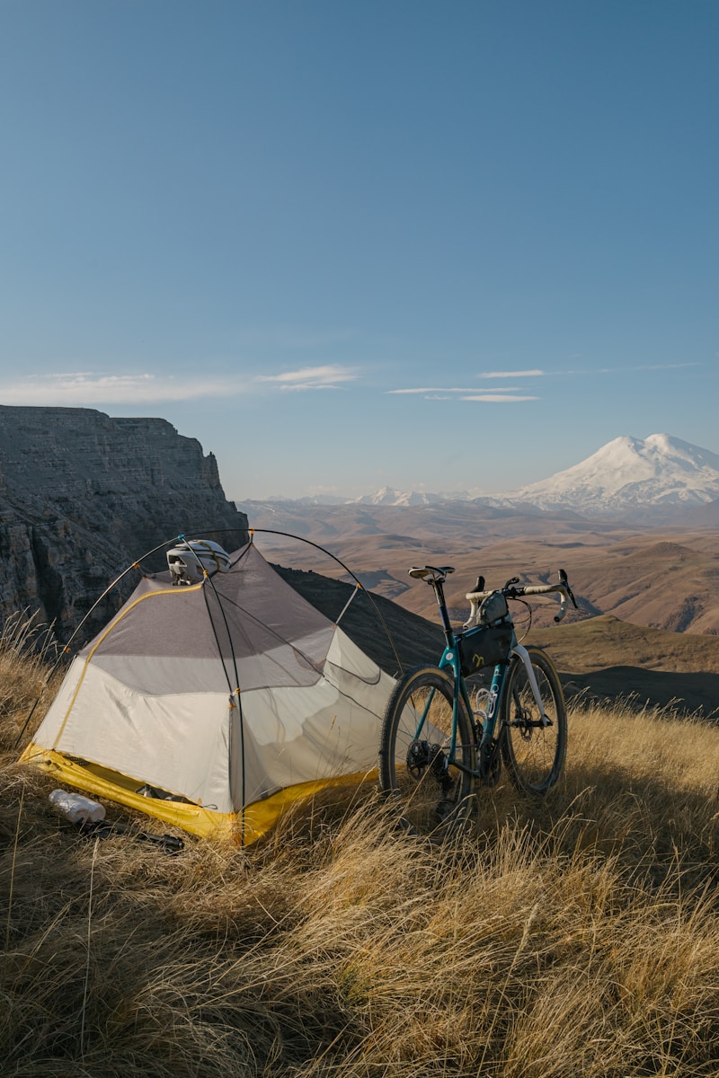 un vélo garé à côté d'une tente